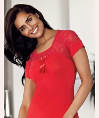 Модна жіноча футболка з рукавом